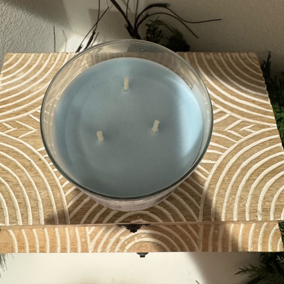 Bath & Body Works Frozen Lake 3-Wick Candle - Picture 3 of 3